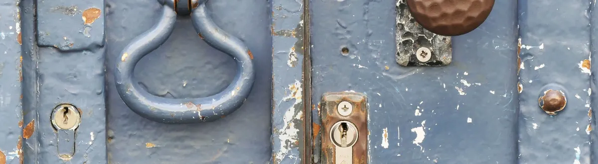 Porte ancienne et sa serrure, dans le pays de Morlaix